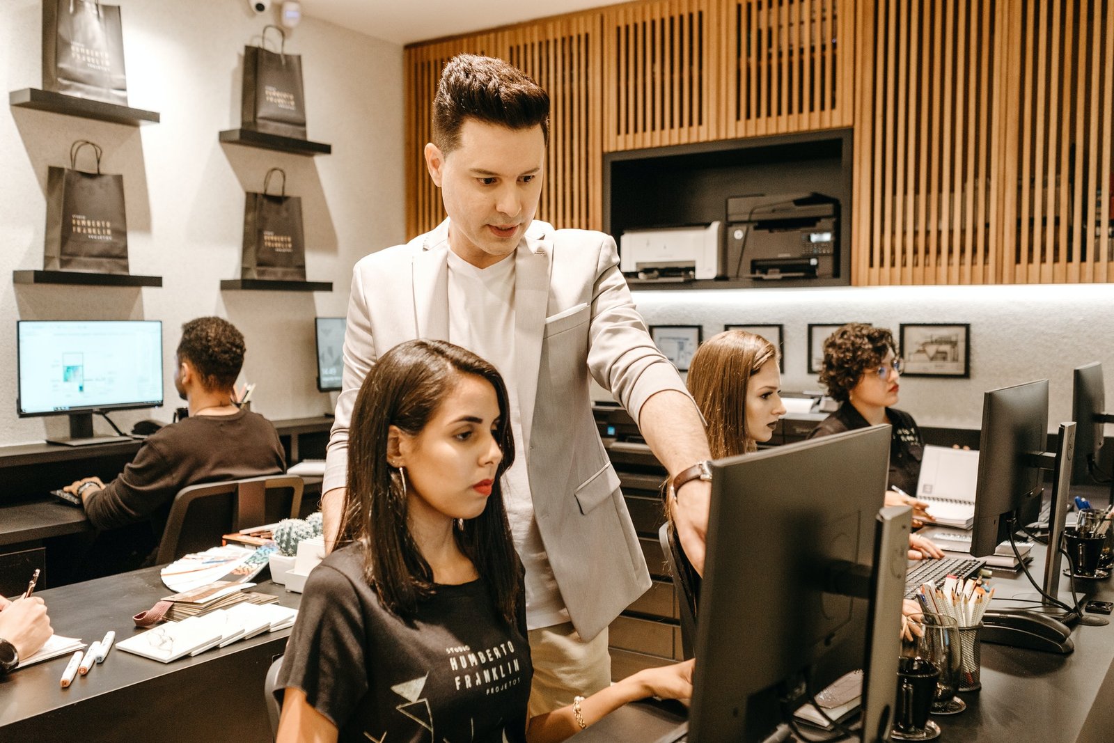 man-teaching-woman-in-front-of-monitor-3285203 man-teaching-woman-in-front-of-monitor-3285203